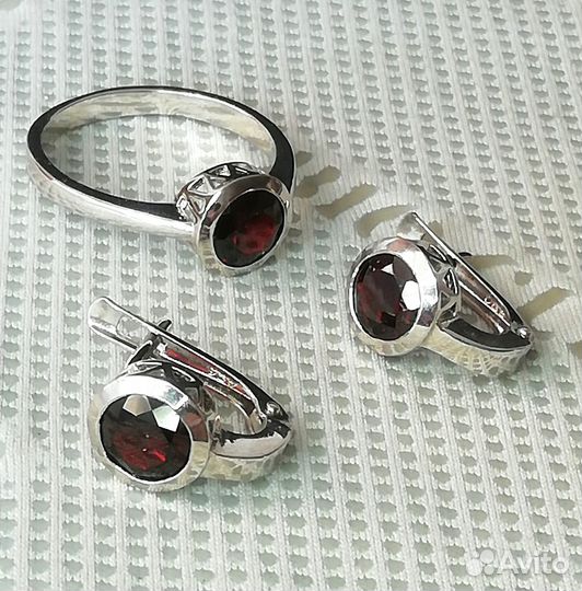 Серьги, кольцо разм.19,0 серебро гранат С302