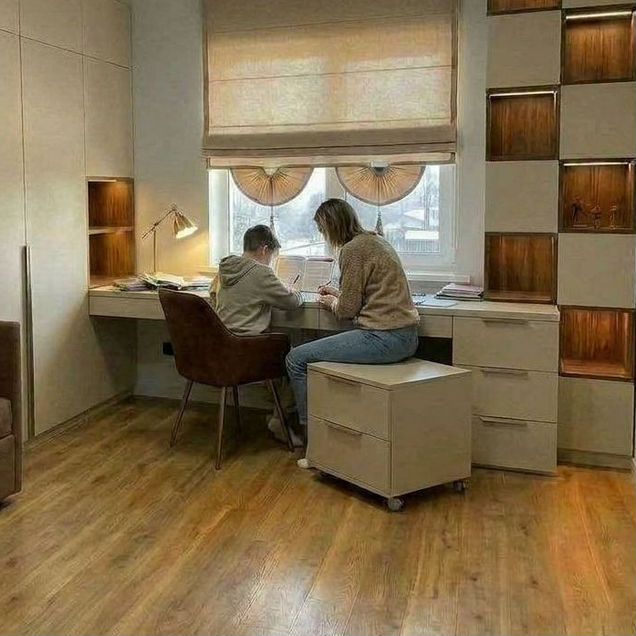 Стол рабочий у окна, шкаф в детскую для гения
