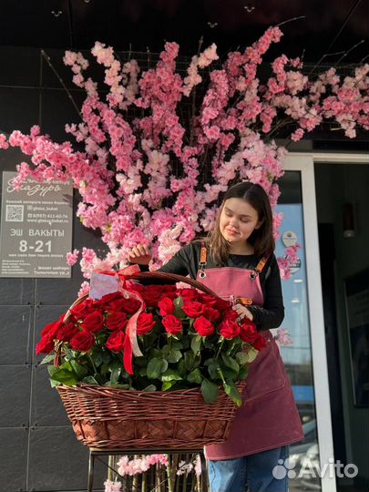 101 роза в корзине