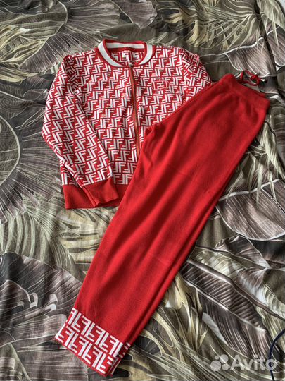 Костюм машиной вязки