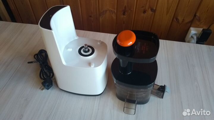 Соковыжималка шнековая Hurom HQ-IBF13 (HU-900)
