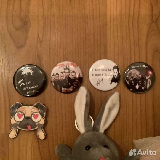 Мягкий брелок, значки король и шут,мопсик