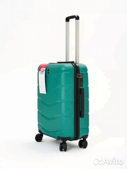 Чемодан на колесах средний размер новый