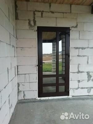 Пластиковая дверь со стеклом