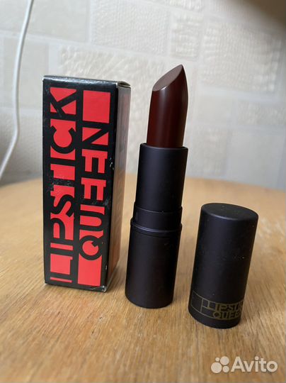 Губная помада фирмы Lipstick Queen, бордовая