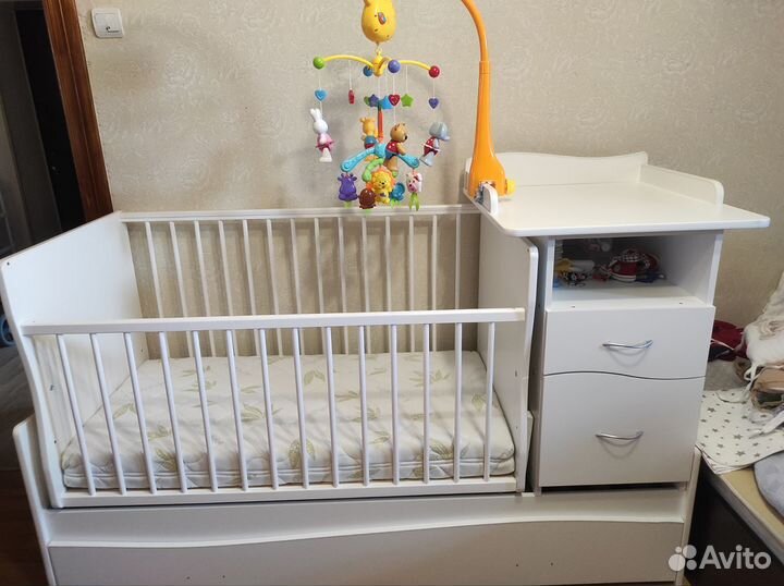Детская кроватка с маятником