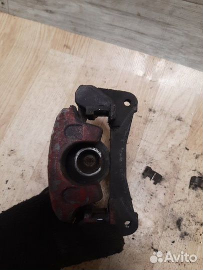 Суппорт задний правый Toyota Harrier MCU10W 1MZ-FE