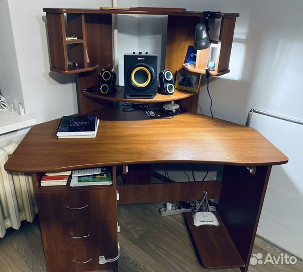 Компьютерный стол (+ светильник в подарок)