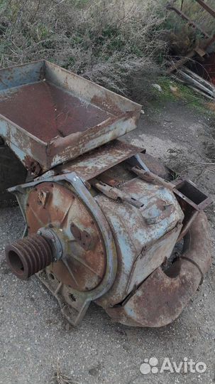 Крупорушка еду для измельчения зенокормов животным