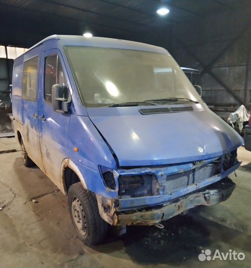 Капот со следами дтп (вмятина)