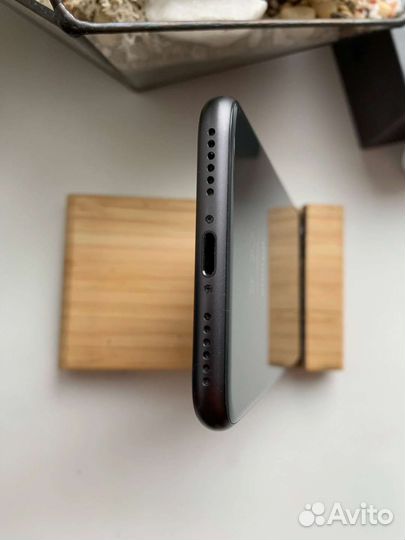 Телефон iPhone 8 Black 64 gb