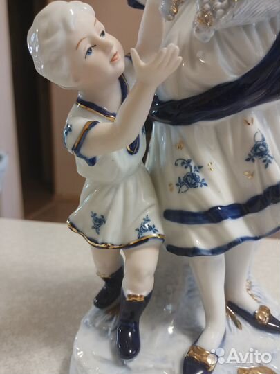 Большая фарфоровая статуэтка Дама с мальчиком