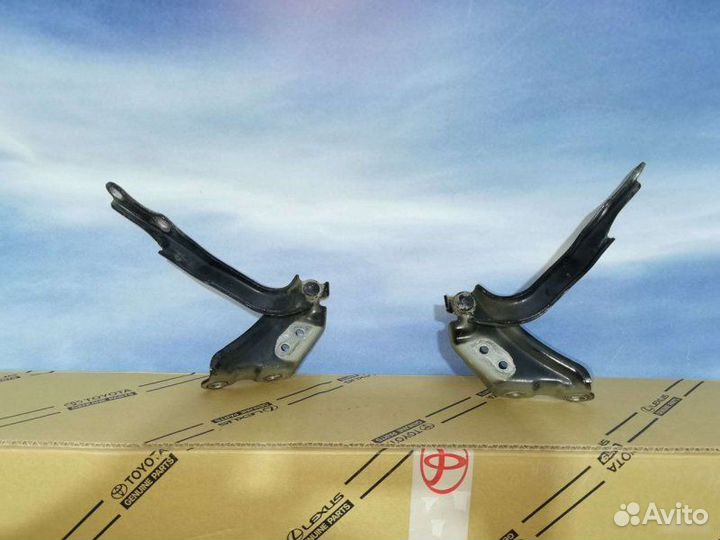 Накладка замка капота Toyota Land Cruiser 200