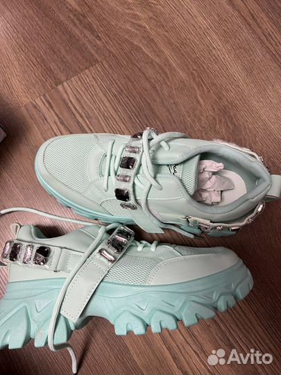 Продам новые женские кроссовки, размер 39