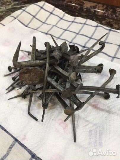 Старинный подсвечник, кованные гвозди