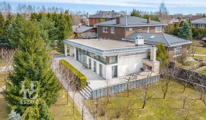 Дом 1075 м² на участке 37,6 сот.