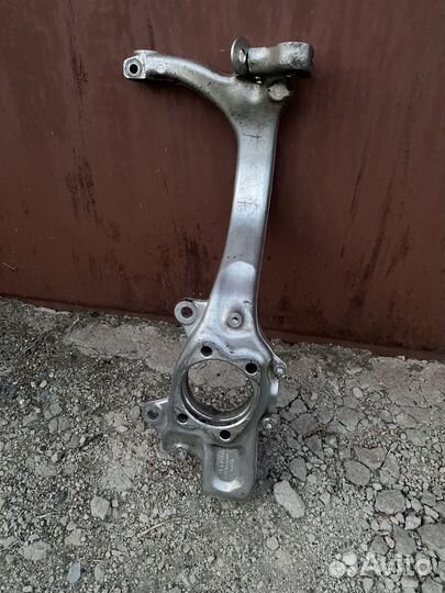 Правый поворотный кулак audi a4 b7