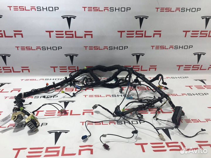 Электропроводка центральной панели Tesla Model S