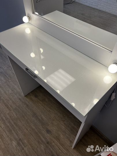 Гримерное зеркало с лампочками