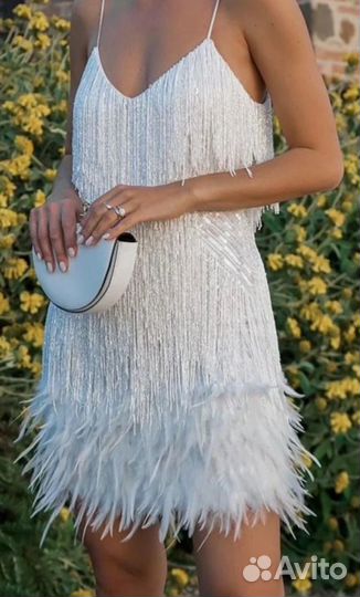 Платье женское белое с перьями, пайетками