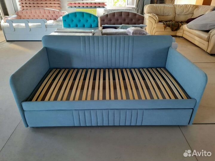 Мягкая кровать Тахта на металлокаркасе с ящиком