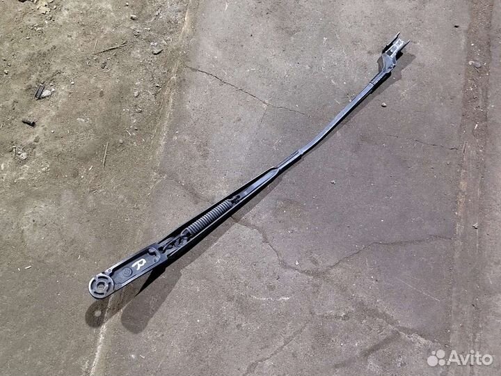 Поводок дворника правый Volkswagen Tiguan