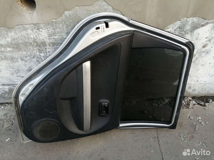 Задняя дверь Toyota ist