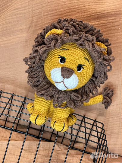 Мягкая вязаная игрушка лев ручной работы