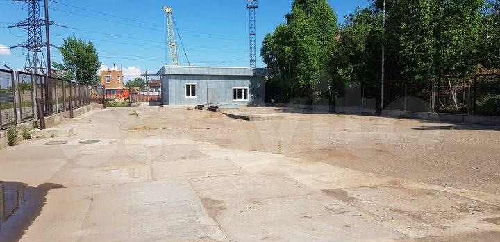 Открытая площадка,1000 м² с помещениями и краном