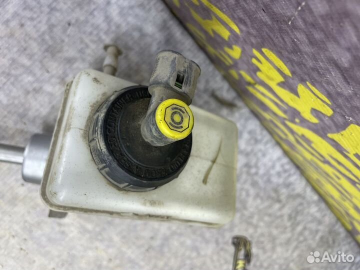 Главный тормозной цилиндр Бачок Ларгус Логан 8V