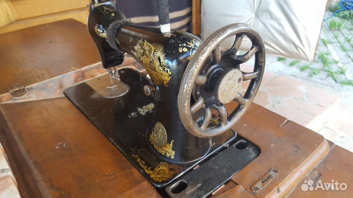 Швейная машинка ножная П.Г.М.З. класса Zinger