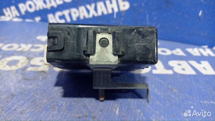 Блок управления двери Toyota Mark 90 седан 1996