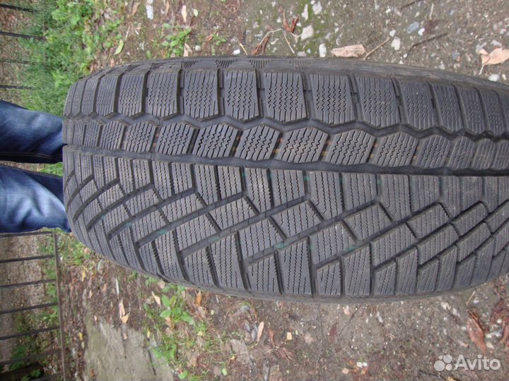 Continental ContiVikingContact 5 235/45 R17