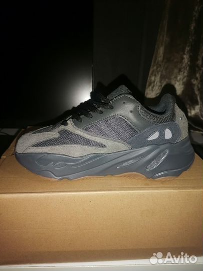 Кроссовки Yeezy 700