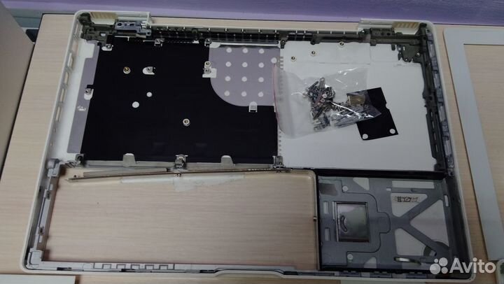 MacBook model No: A1181 на разбор по запчастям