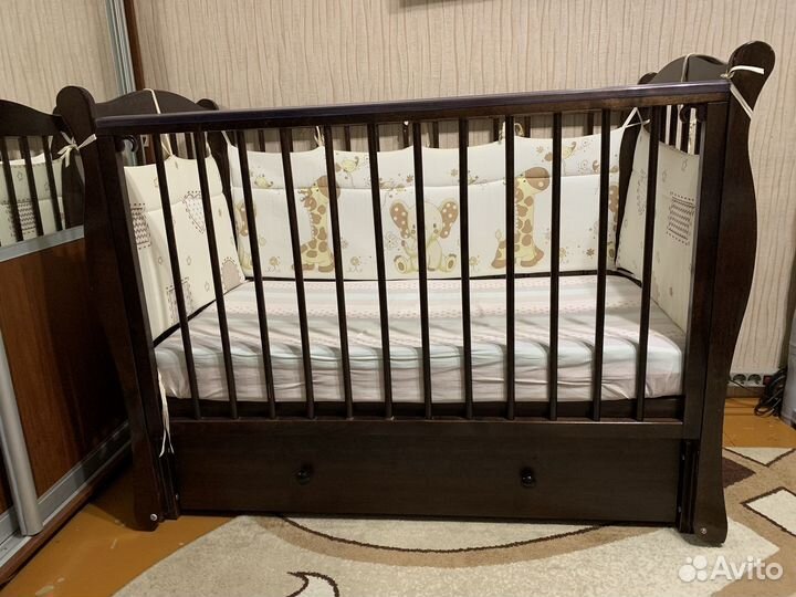 Детская кроватка с маятником