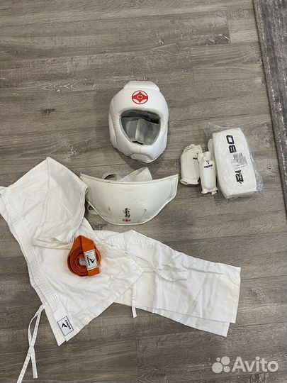 Кимоно и защита для девочки каратэ