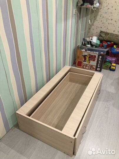 Детская кроватка с маятником и ящиком