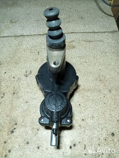 Пневмогидравлический усилитель привода сцепления