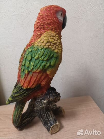 Декоративная фигура попугая