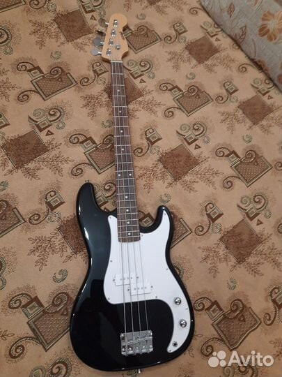Бас гитара HEB700BK