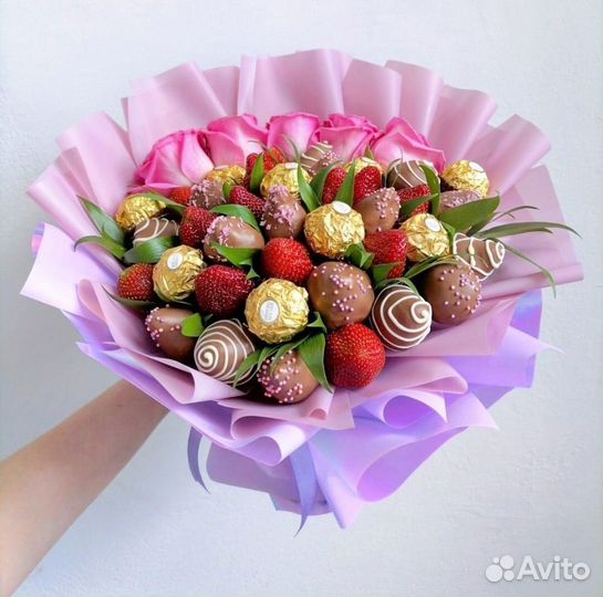 Съедобные букеты из клубники и шоколада