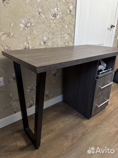 Стол для маникюра, письменный стол