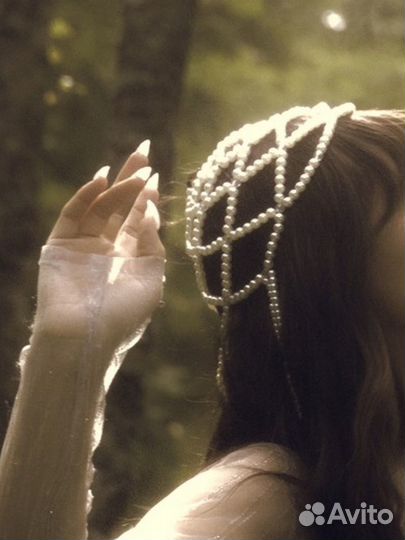 Тика на голову из белых бусин