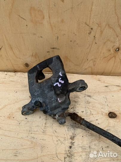 Задний левый суппорт Nissan Teana J32 Теана J32