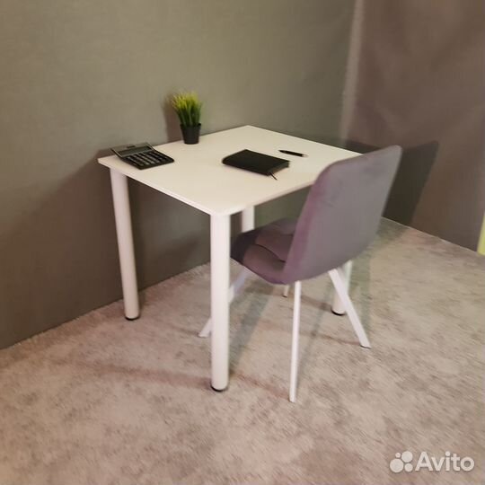 Компьютерный стол 80*80 с белыми ножками