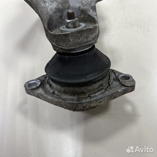 Подушка двигателя правая Audi 80 B4 ABT ABK ориг