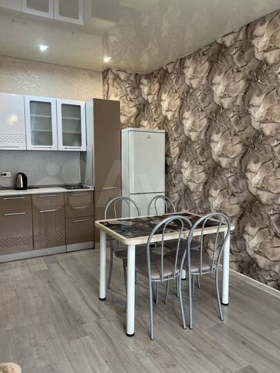 2-к. квартира, 56 м², 1/15 эт.