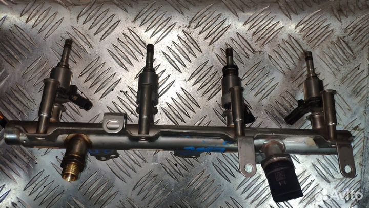 Топливная рейка (рампа) Audi Q5 2.0 tfsi cdnc