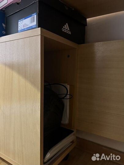 Угловой письменный стол с полками